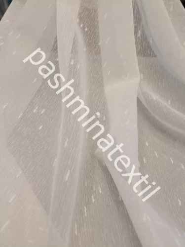 Fényáteresztő függöny, fehér pici vastag szálbeszövések.