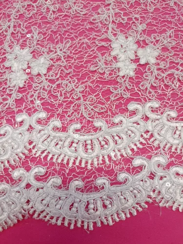 Csillogó zsinóros légcsipke-fehér