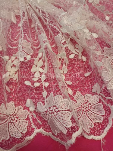 Hímzett virágsávok 3D rojtokkal menyasszonyi csipke