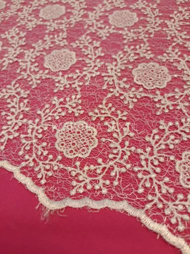 Geometrikus 3D ágas-bogyós esküvői csipke