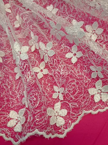 Apró 3D virágos menyasszonyi csipke