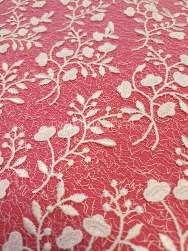 Apró virágos és indás menyasszonyi csipke 3D levelekkel