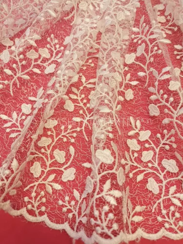 Apró virágos és indás menyasszonyi csipke 3D levelekkel