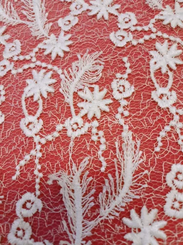 Apró 3D virágos és tollas menyasszonyi csipke