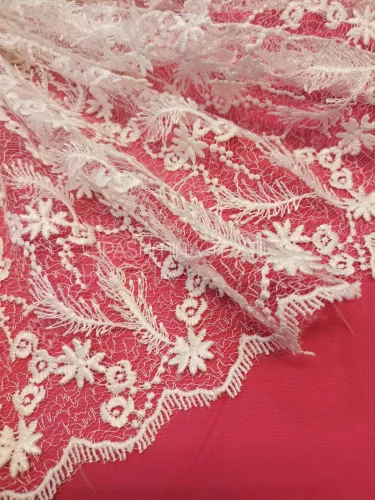 Apró 3D virágos és tollas menyasszonyi csipke