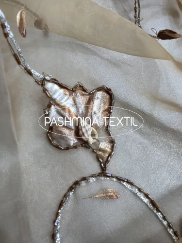 Organza - Drapp alapon kagyló mintás