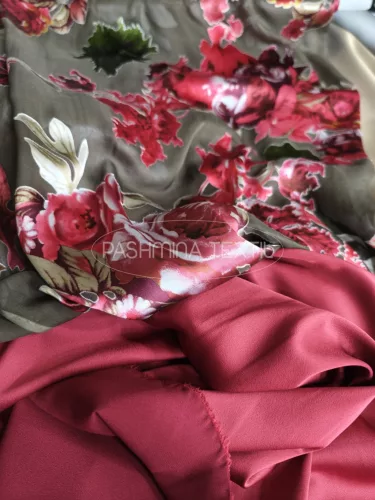 Rózsás hernyóselyem brosé