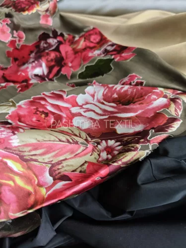 Rózsás hernyóselyem brosé