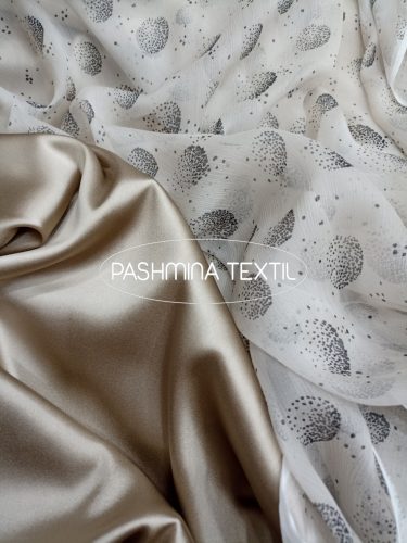 Mintás hernyóselyem muszlin - Nyers alapon szürke kör mintás.