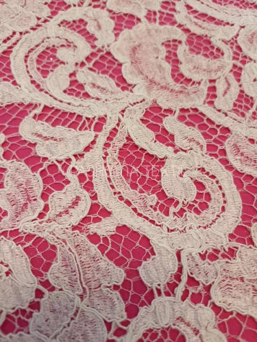 Klaszikus mintával rendelkező zsinórós légcsipke - Ivory