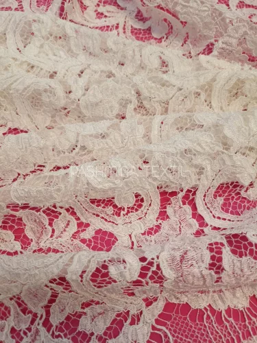 Klaszikus mintával rendelkező zsinórós légcsipke - Ivory