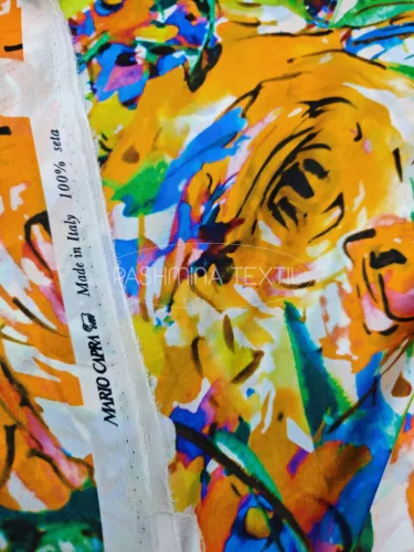 Hernyóselyem szatén - narancs - emerald zöld virágokkal