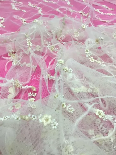 Marabutollas kis 3D virágos tüllcsipke - Ekrü