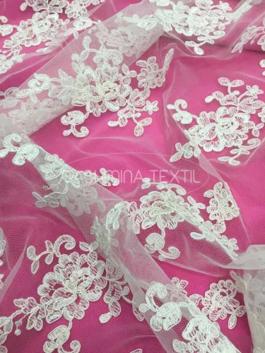 “Nárcisz” hímzett zsinóros tüllcsipke fehér