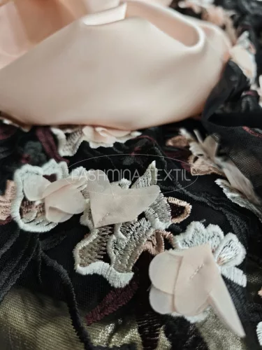 Fekete hímzett 3D - csipke