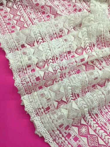 Matt gyöngyös geometrikus tüllcsipke - Ivory