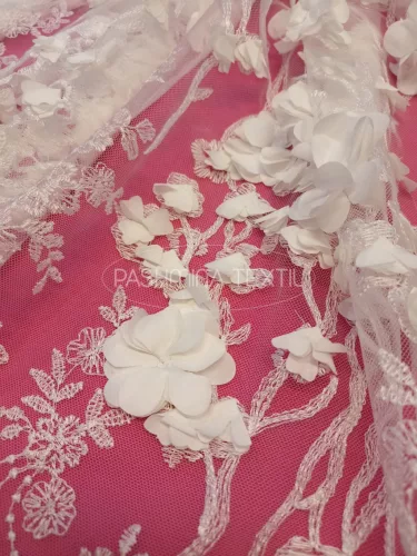 Hímzett bordűrös indás 3D virágos tüllcsipke - Ivory