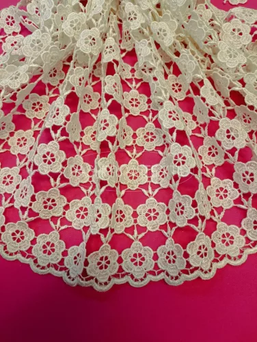 Apró virág mintás pamut légcsipke