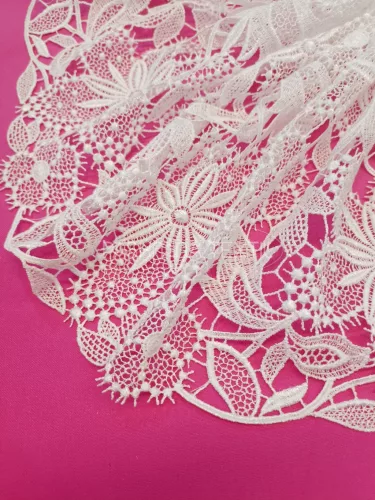 Mercerezett, bogyós, csillagvirágos légcsipke - Ivory