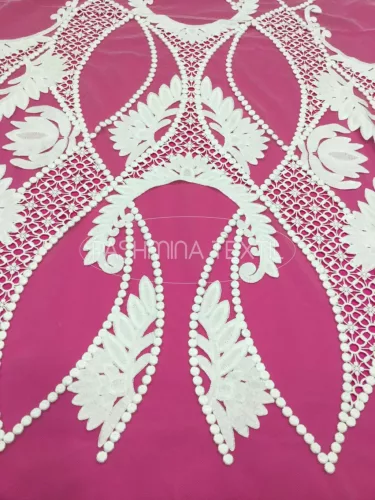   A képek csak illusztrációk. Óriás absztrakt hímzett tüllcsipke - Ivory