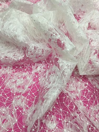 Modern rácsos csillogó tüllcsipke hímzett nonfiguratív motívumokkal - Ivory