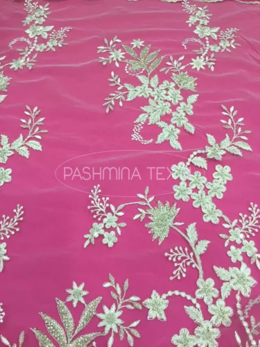 Gyöngyözött virágok fémszálas hímzett tüllcsipke