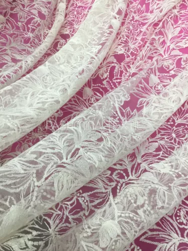 Stilizált ágas-leveles hímzett tüllcsipke - Ivory/Ekrü