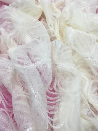 Gyűrt tüllmintás geometrikus hímzett tüllcsipke - Törtfehér