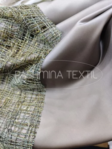 Geometrikus fémszálas légcsipke - aranyló szürke King düsesszel