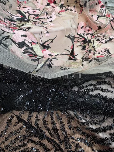 Fekete nagy rózsás gyöngyös flitteres tüll