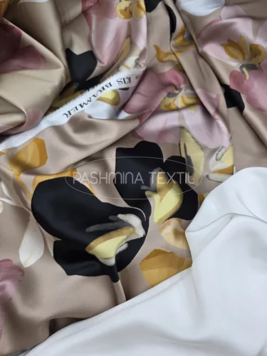 Drapp alapon nagy virág mintás - selyem zibbelin