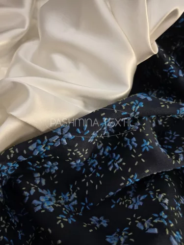 Sötét kék alapon - kék virágos - Jacquard