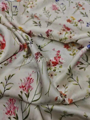 Hernyóselyem szatén - ivory virág mező