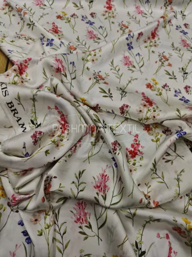 Hernyóselyem szatén - ivory virág mező