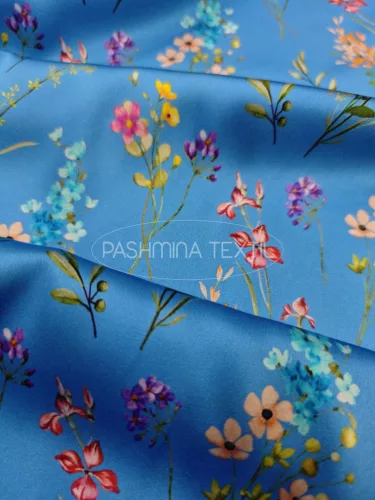 Hernyóselyem szatén - zafírkék alapon virág mező