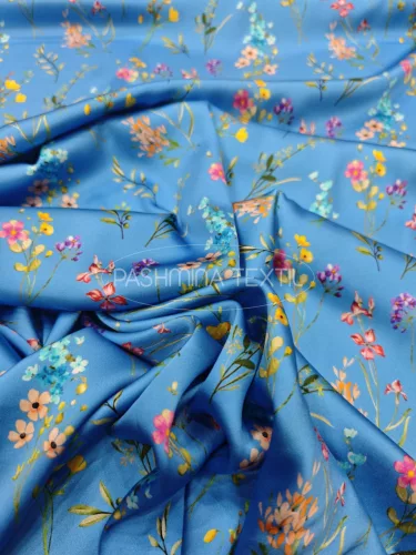 Hernyóselyem szatén - zafírkék alapon virág mező