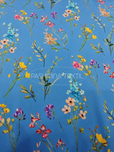 Hernyóselyem szatén - zafírkék alapon virág mező