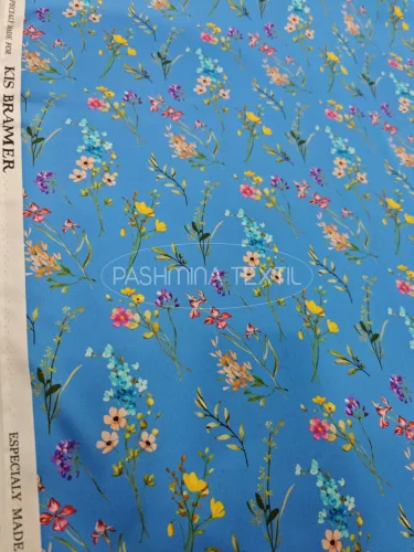 Hernyóselyem szatén - zafírkék alapon virág mező