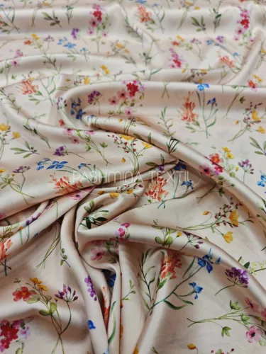 Hernyóselyem szatén - púder alapon virág mező