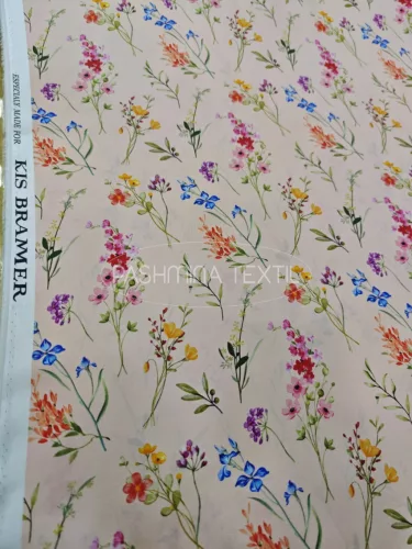 Hernyóselyem szatén - púder alapon virág mező