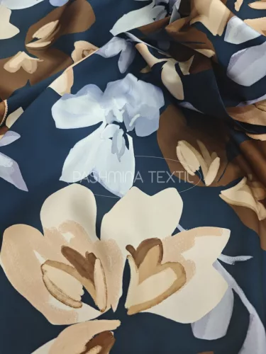 Sötét kék alapon virág mintás - selyem zibbelin