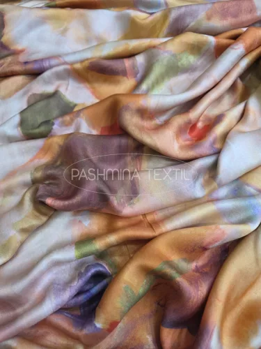 Barack színű virág mintás hernyóselyem - zöld nehézselyemmel