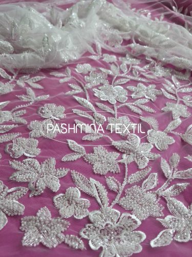 "Százszorszép" gyöngyös hímzett tüllcsipke