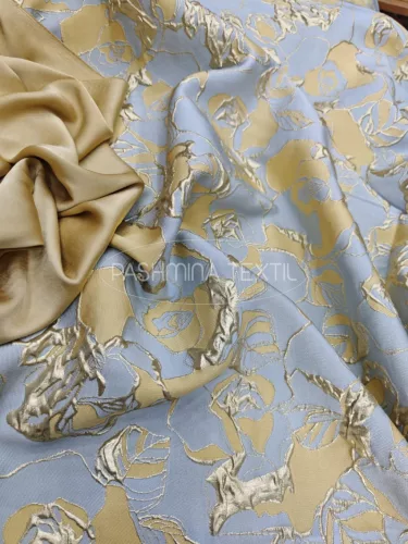 Sárga - ezüst spanyol kloké - Hernyóselyem szaténnal és Cuproval