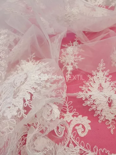 “Indonézia” Zsinóros hímzett tüllcsipke - Fehér